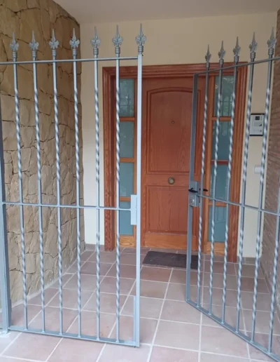 Cancela de hierro de dos hojas de entrada de vivienda